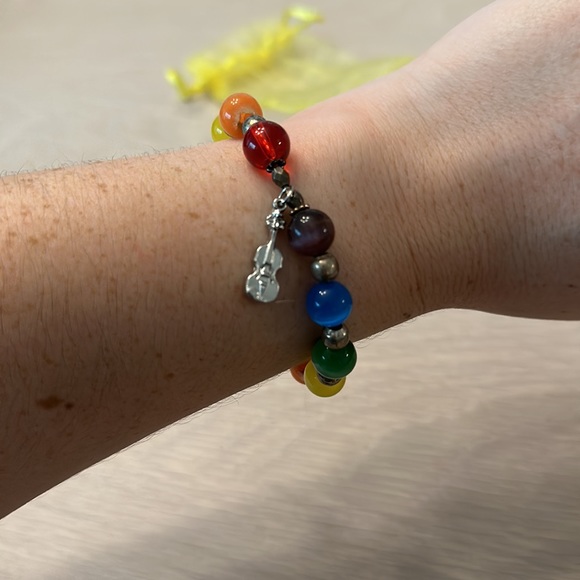 Multicolor bead stretch bracelet with violin charm - Picture 3 of 5